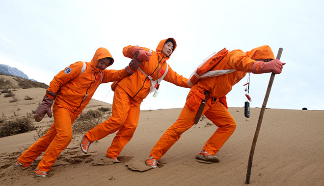 2010年10月20日 刘洋在沙漠进行沙漠生存训练 摄影：朱九通