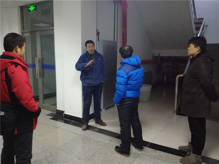 1月31日，化工馆一楼新换消防管线阀门突然漏水，学院及时上报后勤管理处。这是学院教师与维修人员交流的照片_副本.jpg