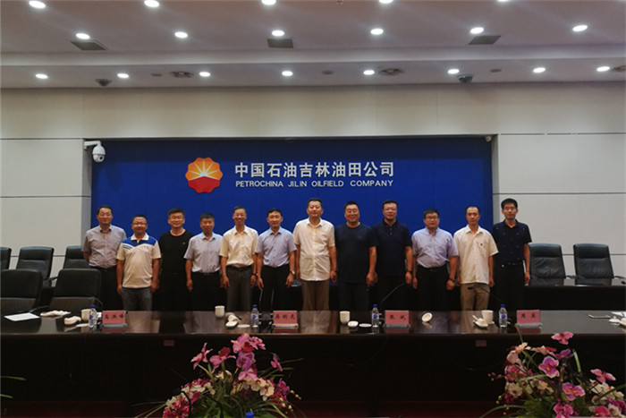 1565441900662098479.jpg 涓庡悏鏋楁补鐢版牎鍙嬩唬琛ㄥ悎褰盻鍓湰.jpg