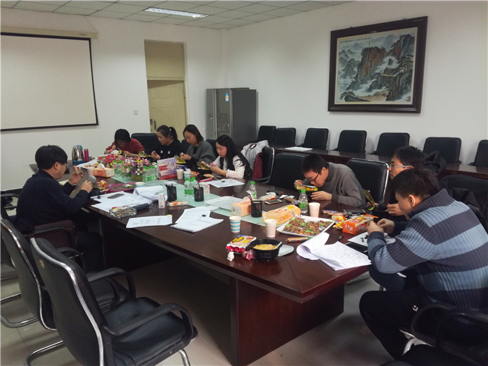 1月11日，化工院牵头举办黑龙江省“化学工程与技术”优势特色学科建设方案论证会。这是准备阶段大家加班整理材料吃方便面的照片_副本.jpg