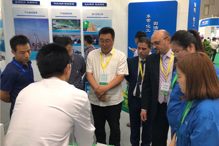 图为张斌参观展会_副本.jpg