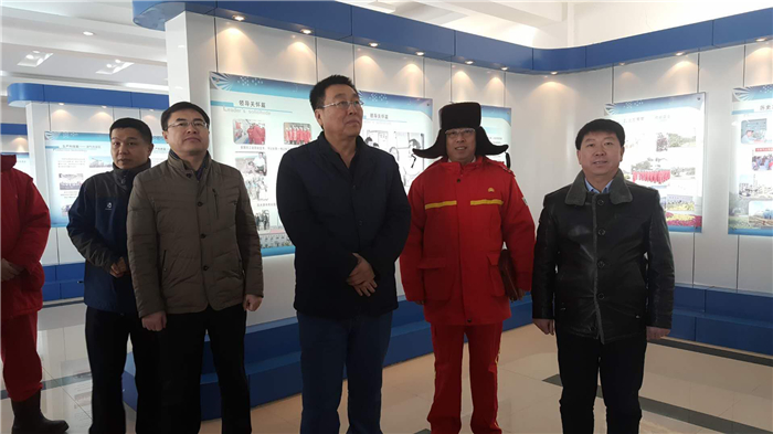 张斌一行参观企业.jpg